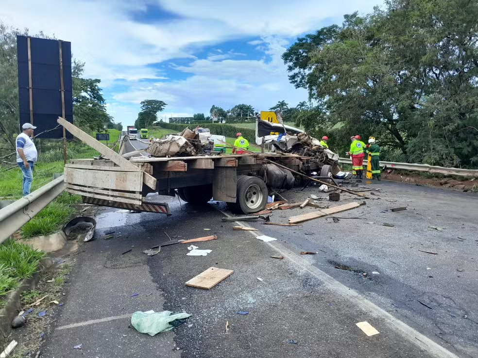 Duas pessoas morrem em acidente entre caminhão e carreta em rodovia no interior de SP