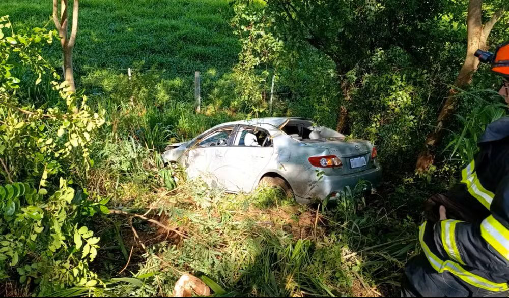 Carro capota e cai em ribanceira após motorista perder o controle da direção