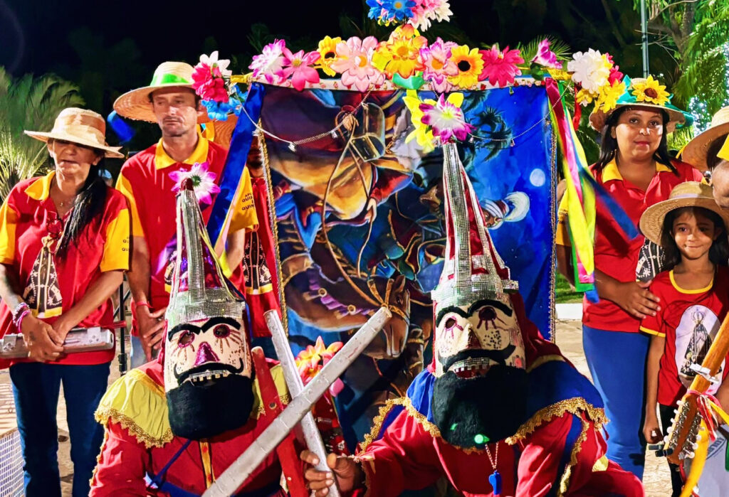 PACAEMBU: Encontro de Folia de Reis na praça municipal mantem viva a tradição