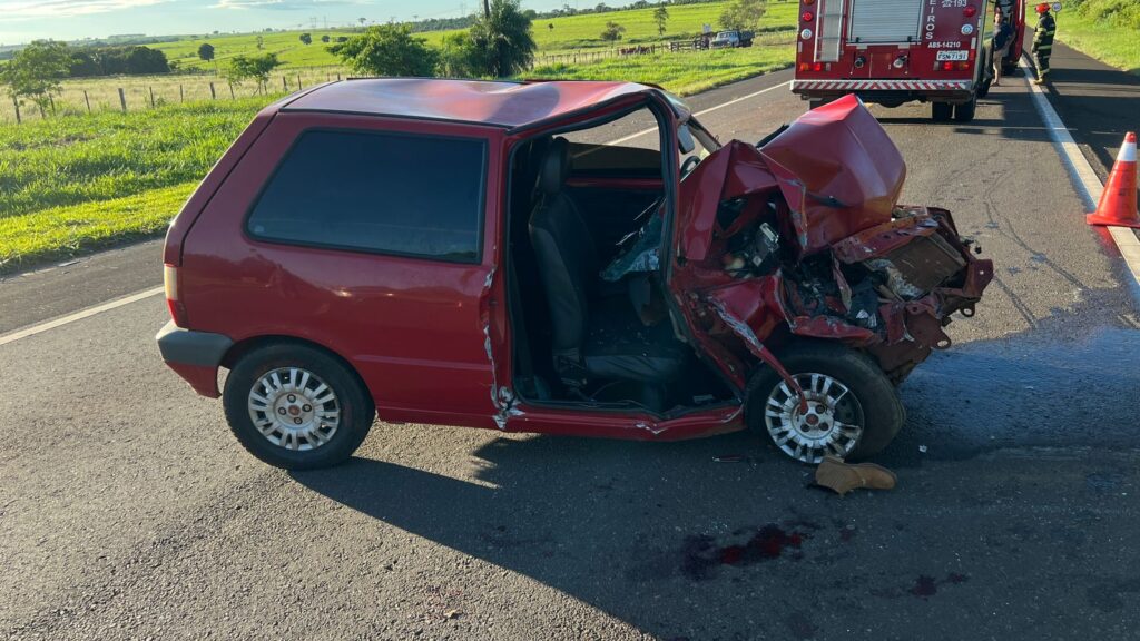 Colisão entre carro e van deixa duas pessoas feridas na região