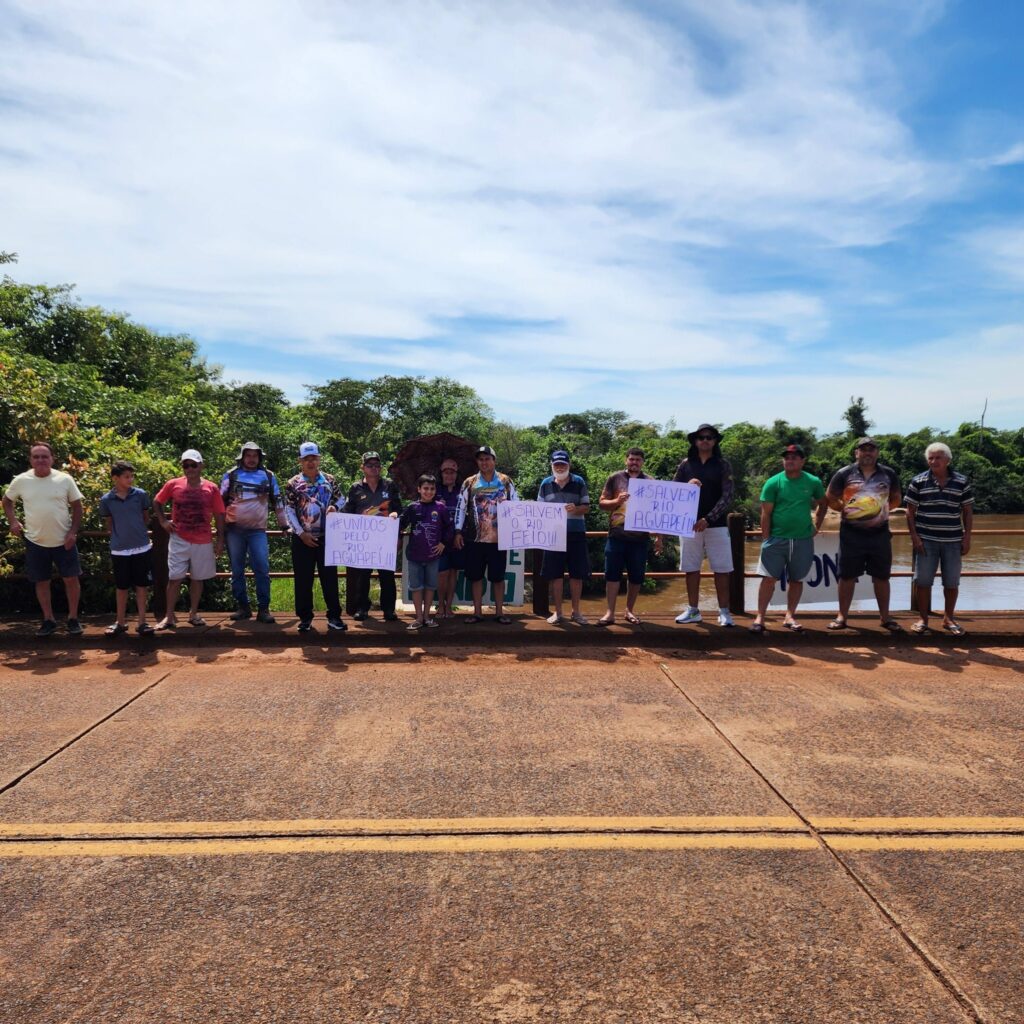 Manifestação em defesa do Rio Feio na ponte que liga Pacaembu à Mirandópolis