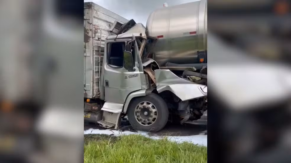 Motorista morre em acidente entre dois caminhões e caminhonete em rodovia do interior de SP