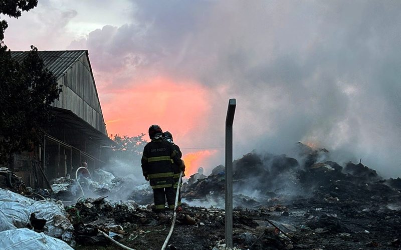 Incêndio atinge reciclagem em Lucélia