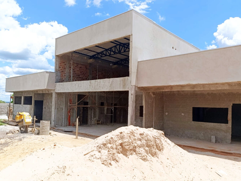 MARIÁPOLIS: Com investimento superior a R$ 2 milhões, construção da nova UBS atinge quase 50% de execução