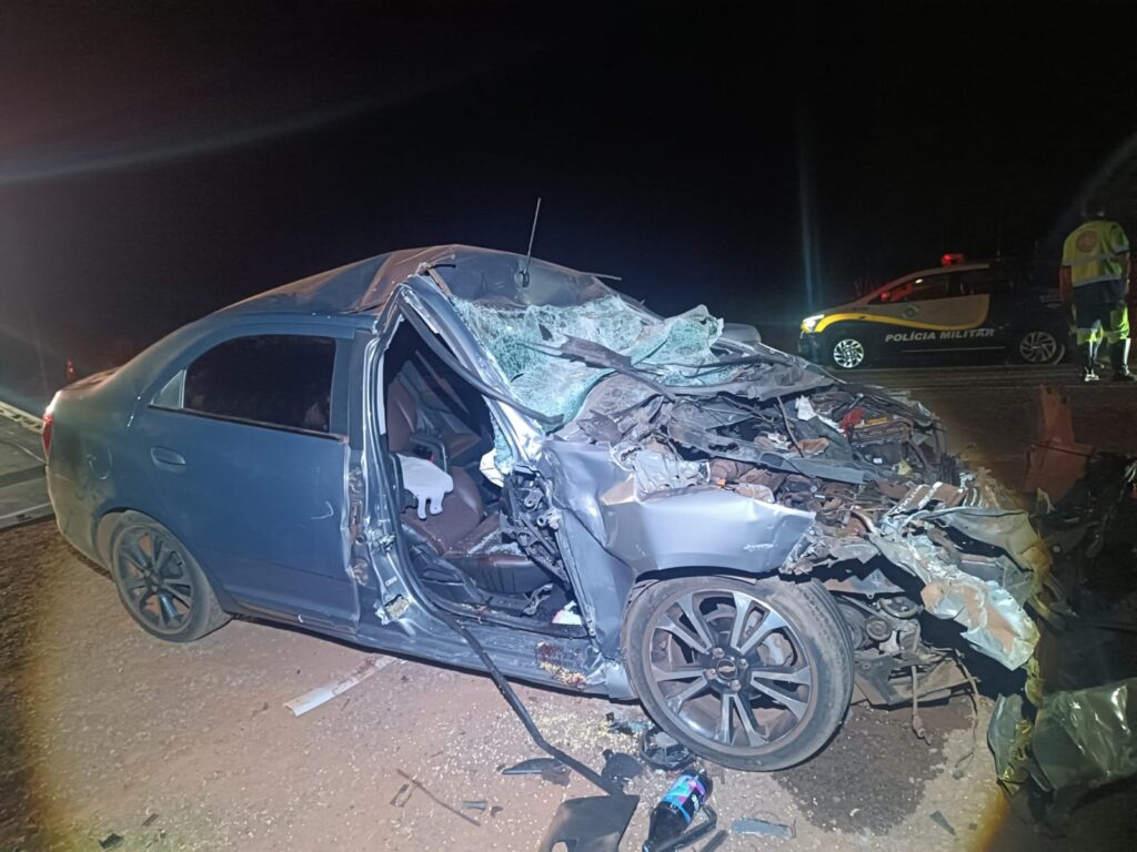 Motorista morre após carro colidir na traseira de caminhão