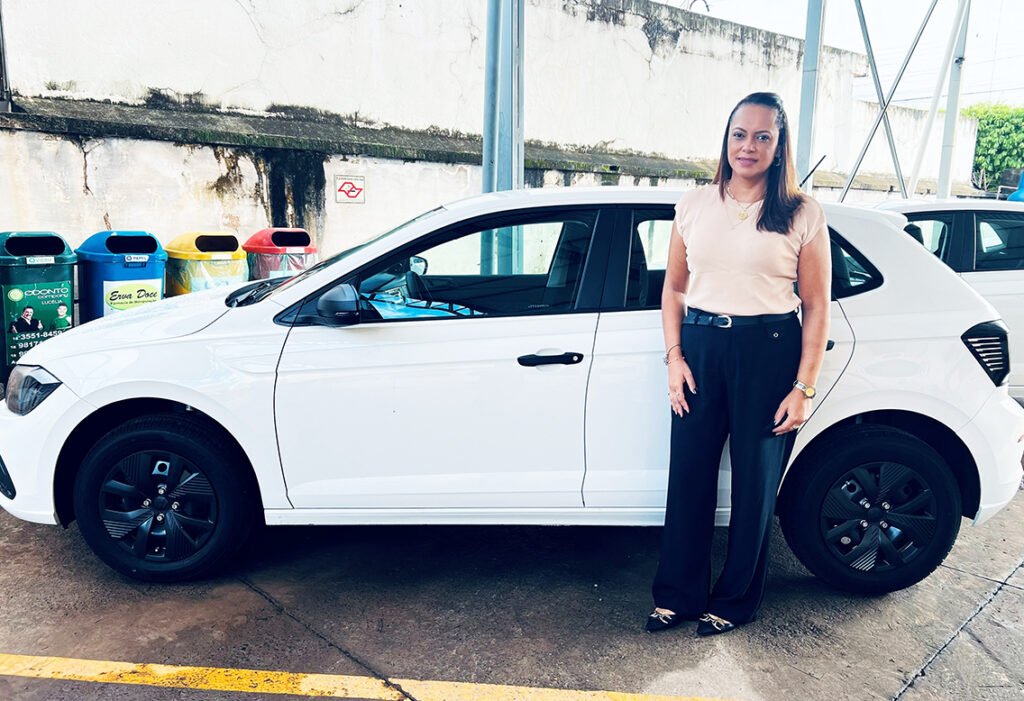 LUCÉLIA: Em parceria com deputados, vereadora entrega carro para o CAPS