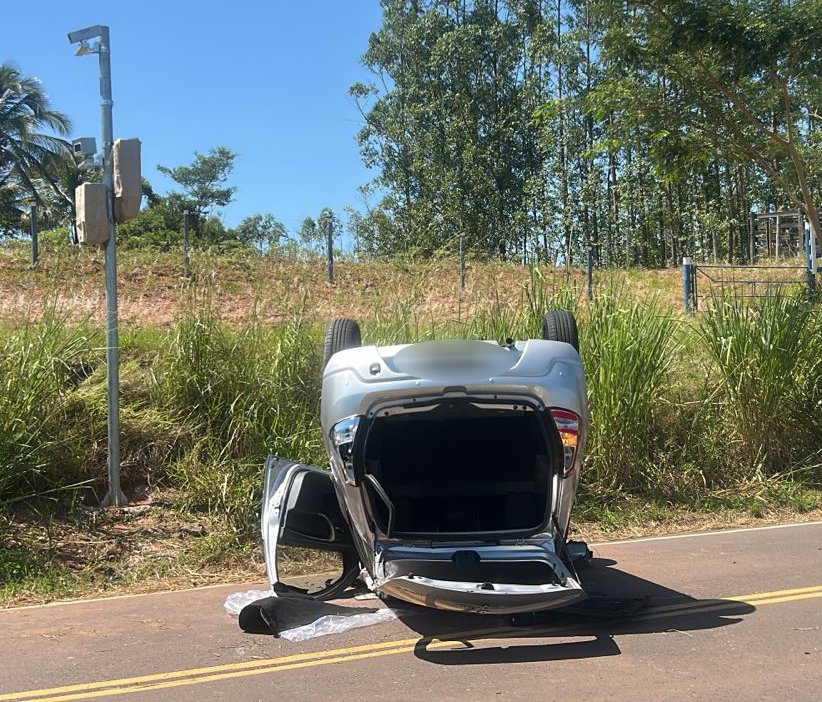 Carro capota na estrada vicinal Raimundo Maiolini próximo ao distrito de Floresta do Sul, em Presidente Prudente