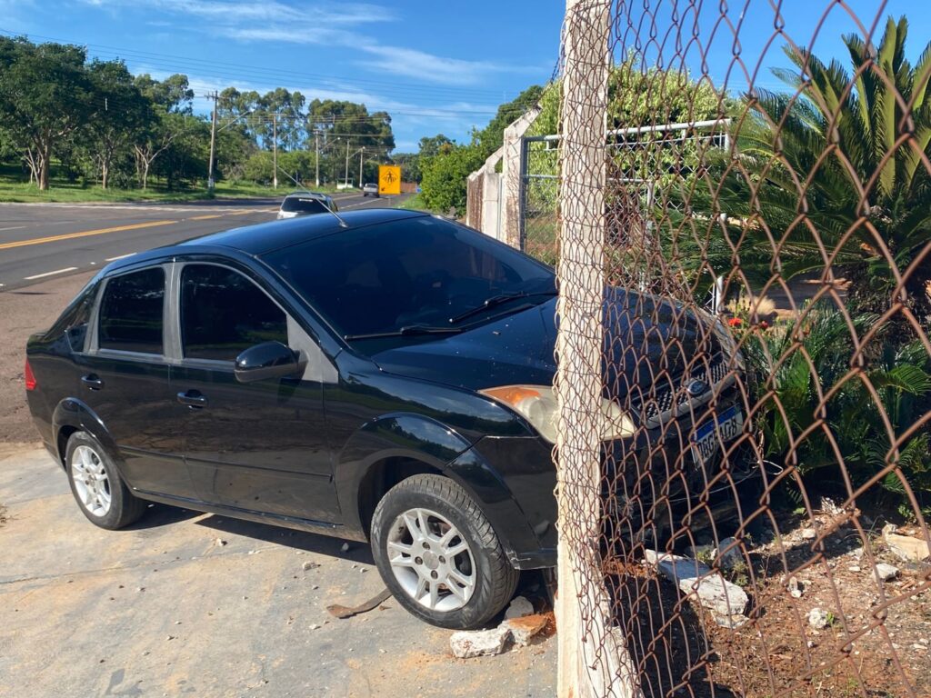 FLÓRIDA: Sem motorista, carro “desce” desgovernado e atinge o alambrado do Velório Municipal FOTO: Diego Fernandes / Folha Regional NET