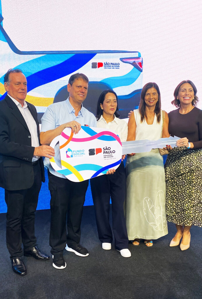 FLÓRIDA: Município recebe veículo para o Fundo Social visando ampliar atendimento