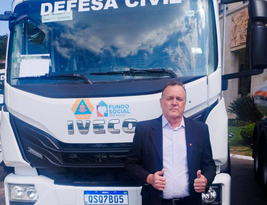 FLÓRIDA: Prefeitura recebe caminhão pipa 0 Km do Governo do Estado