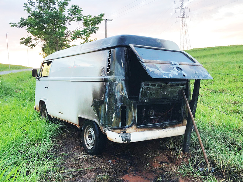 FLÓRIDA: Kombi pega fogo e fica bastante danificada