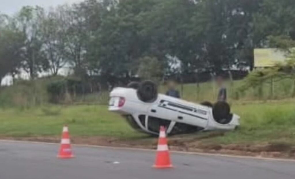 Carro capota no trevo de Junqueirópolis
