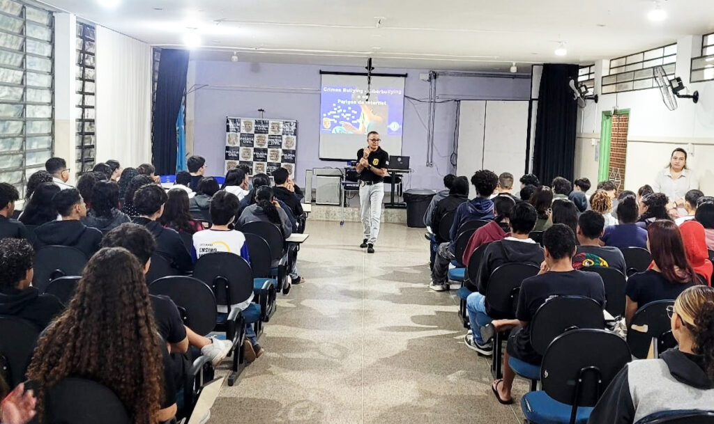 JUNQUEIRÓPOLIS: Policia Civil promove palestras sobre bullying, ciberbullying e os perigos da internet em escola estadual