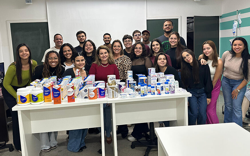 Alunos de Nutrição da FAI participam de aula prática sobre dietas enterais e parenterais