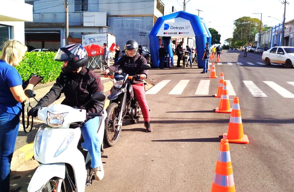 ADAMANTINA: Prefeitura e DETRAN-SP realizam mobilização educativa do Maio Amarelo no centro da cidade