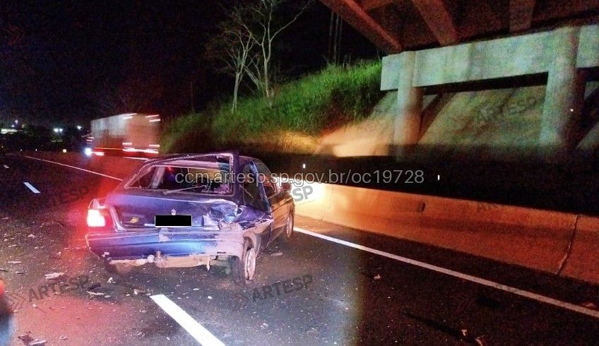 Colisão envolve dois automóveis na Rodovia Raposo Tavares