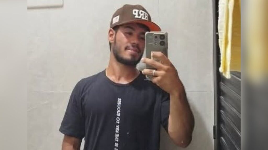 Rapaz de 20 anos morre após atropelar boi