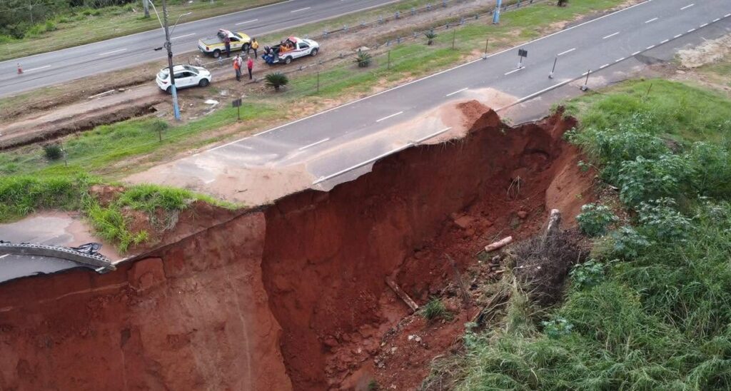 OSVALDO CRUZ: Chuvas agravam erosão na via de acesso e Defesa Civil mantém monitoramento permanente