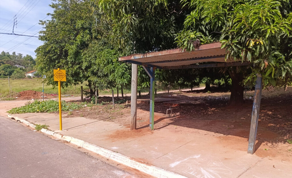 PACAEMBU: Vereador solicita melhorias em ponto de ônibus escolar no bairro Nova Pacaembu