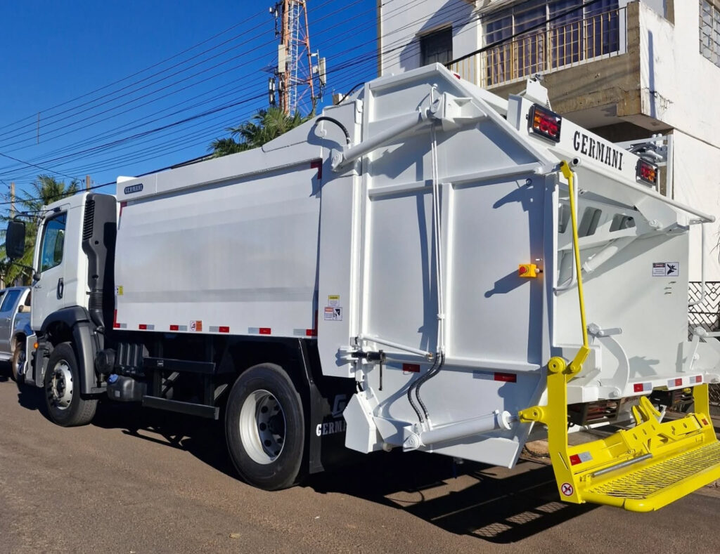 SALMOURÃO: Prefeitura recebe novo caminhão compactador de lixo