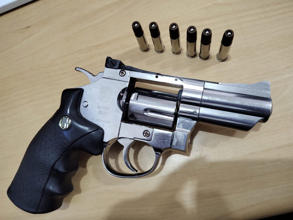 Polícia Militar apreende arma falsa em Pacaembu