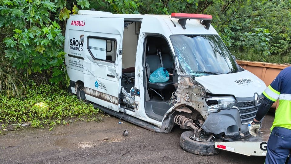 Ambulância da Prefeitura de Adamantina se envolve em acidente Rondon; ocupantes não sofreram ferimentos