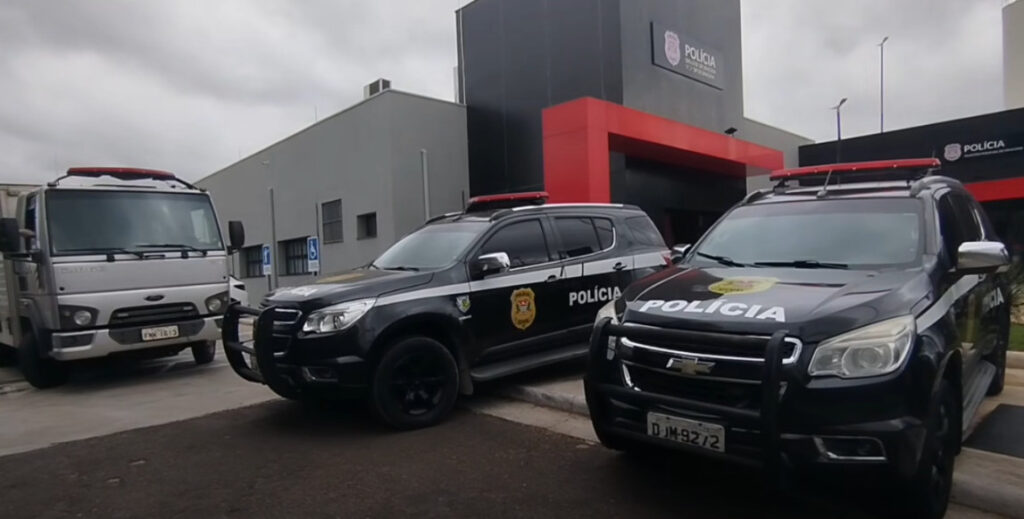 Mulher teria sido morta na frente dos filhos; companheiro é preso após investigação apontar falsa versão de suicídio