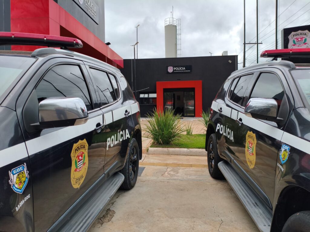 Marido agride esposa dentro de carro, resultando em traumas na cabeça, lesões no rosto e escoriações pelo corpo