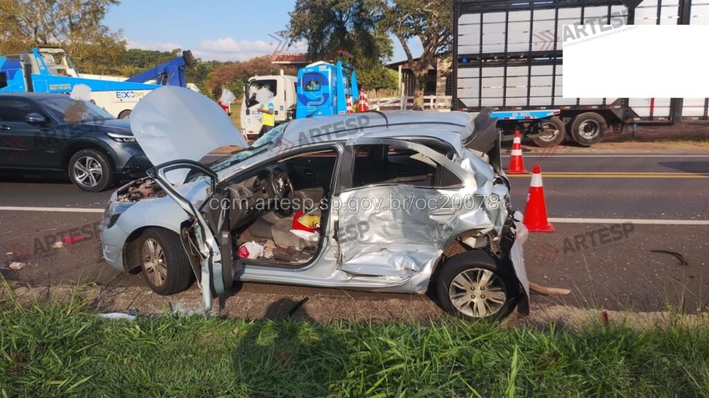 Engavetamento envolvendo carreta e dois veículos deixa feridos