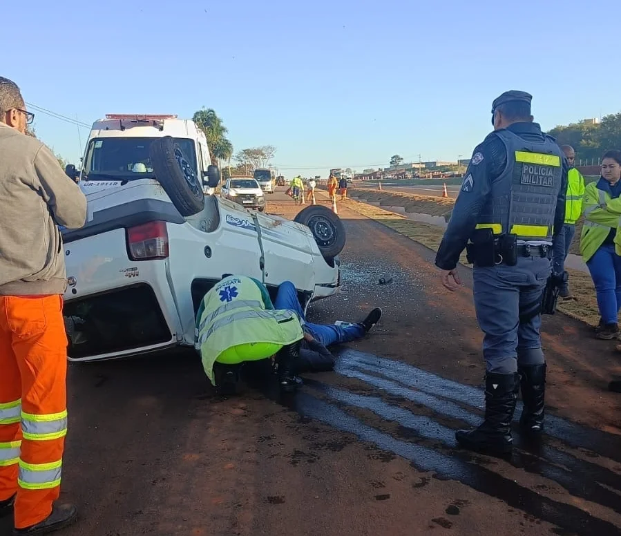 Motorista perde o controle de Fiat Uno e capota na Rodovia Marechal Rondon