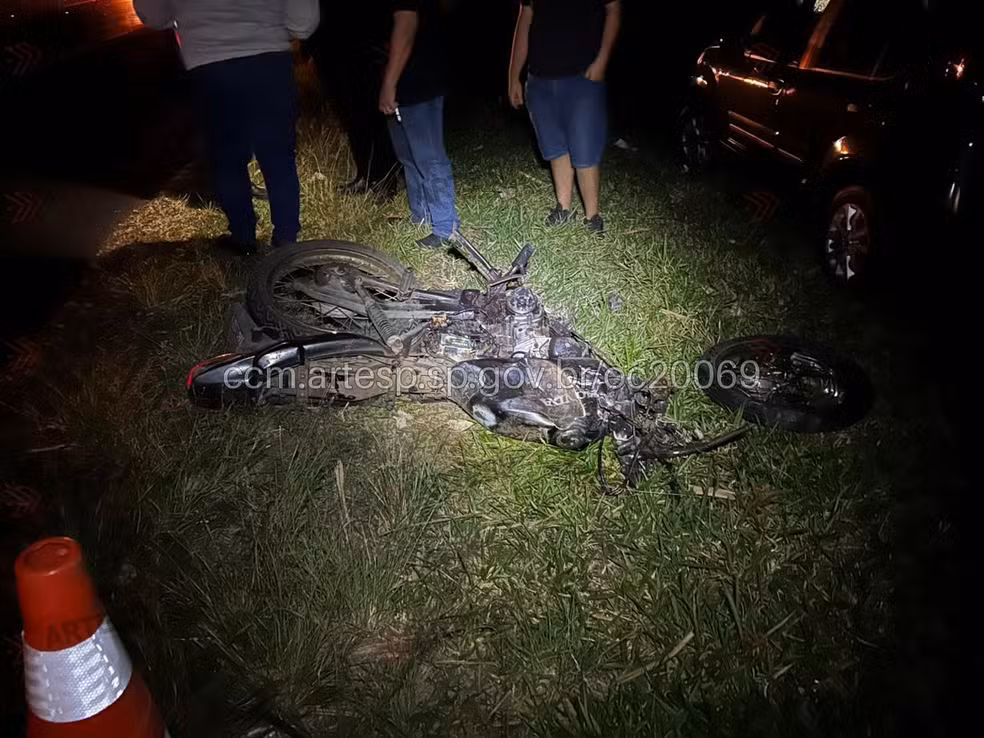 Motociclista morre ao bater contra carro em rodovia