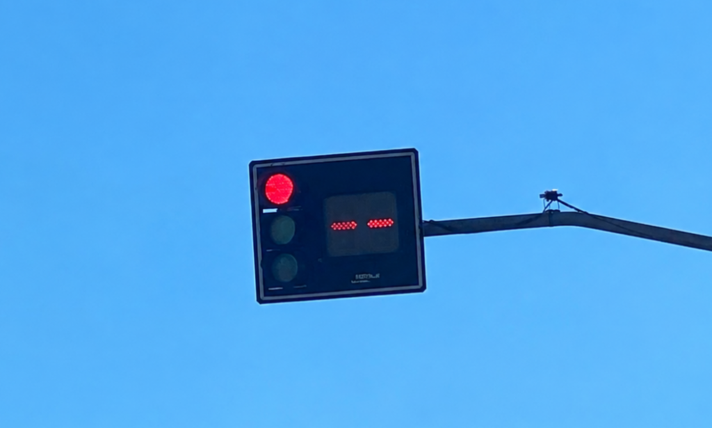 LUCÉLIA: Semáforo com defeito preocupa motoristas e pedestres na principal avenida