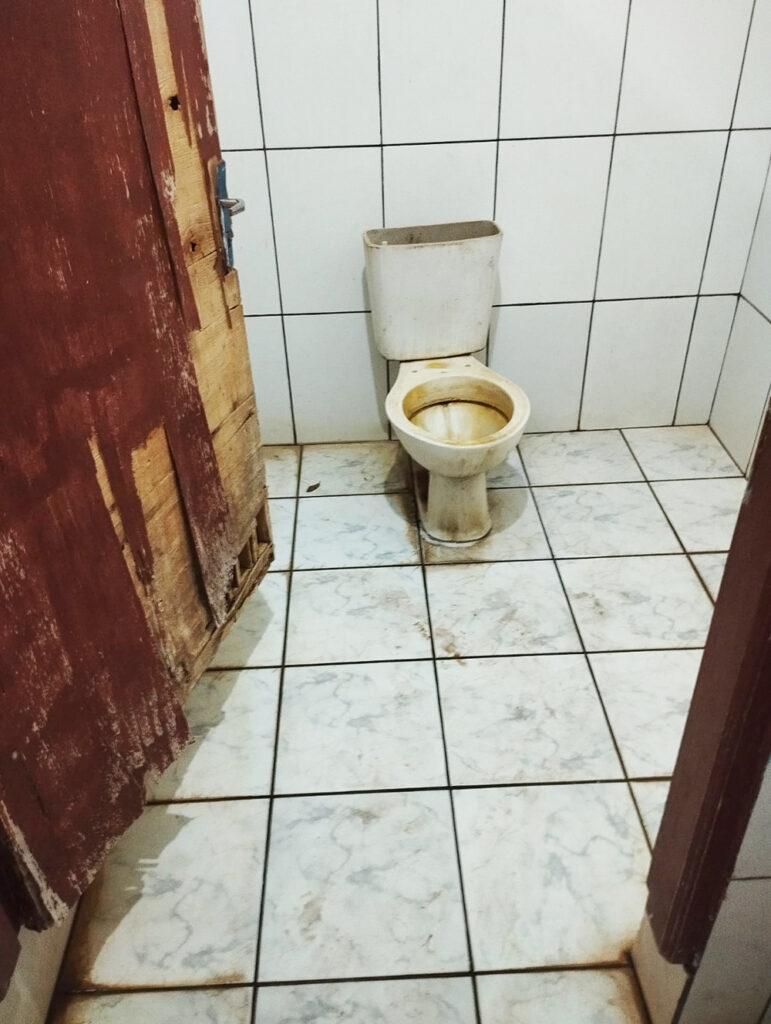 IRAPURU: Passageiros denunciam péssimas condições dos banheiros da rodoviária