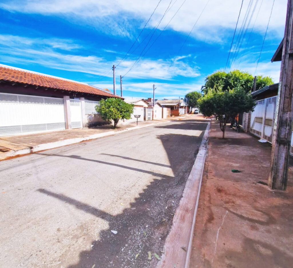 SALMOURÃO: Prefeitura conclui pavimentação em rua do bairro Remanso das Águas