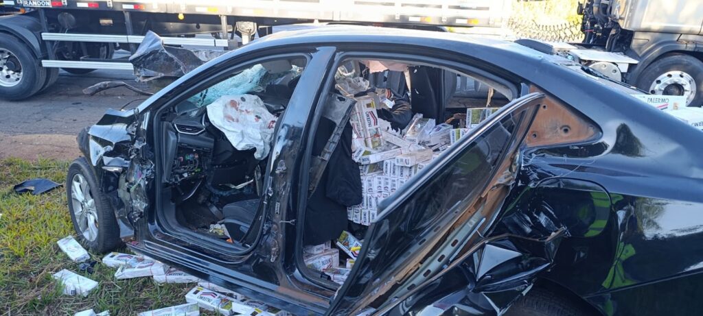 Homem morre após bater carro carregado de contrabando em carreta