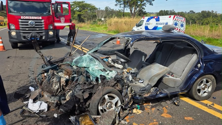 Motorista fica gravemente ferida em acidente na SP-294