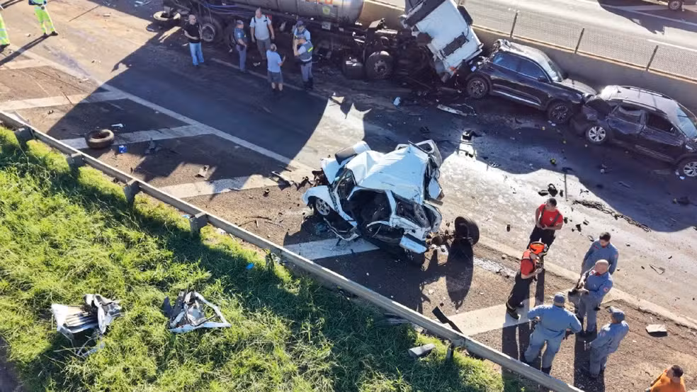 Engavetamento com 11 veículos interdita pista e deixa feridos na SP-225