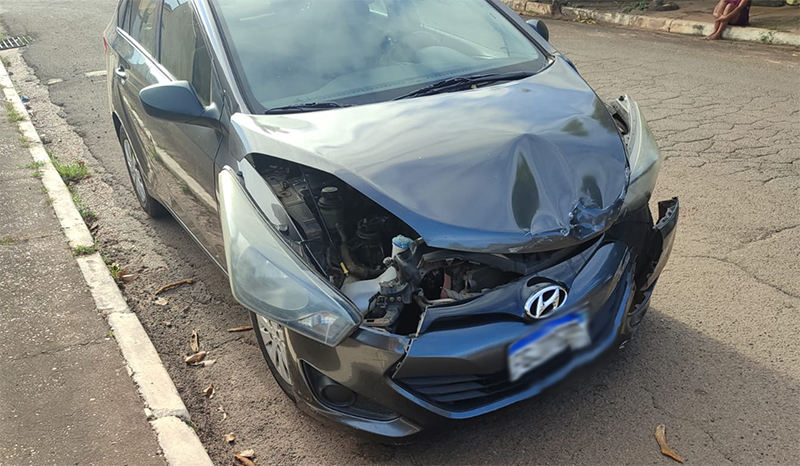 Acidente entre carro e caminhonete é registrado no centro de Irapuru