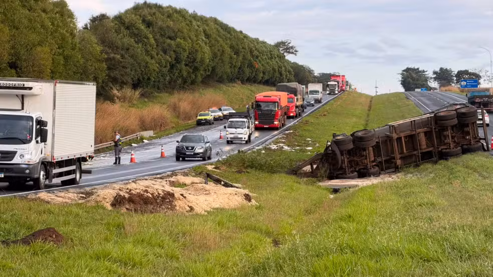 Batida entre carreta e caminhão espalha carga e interdita totalmente a Washington Luís