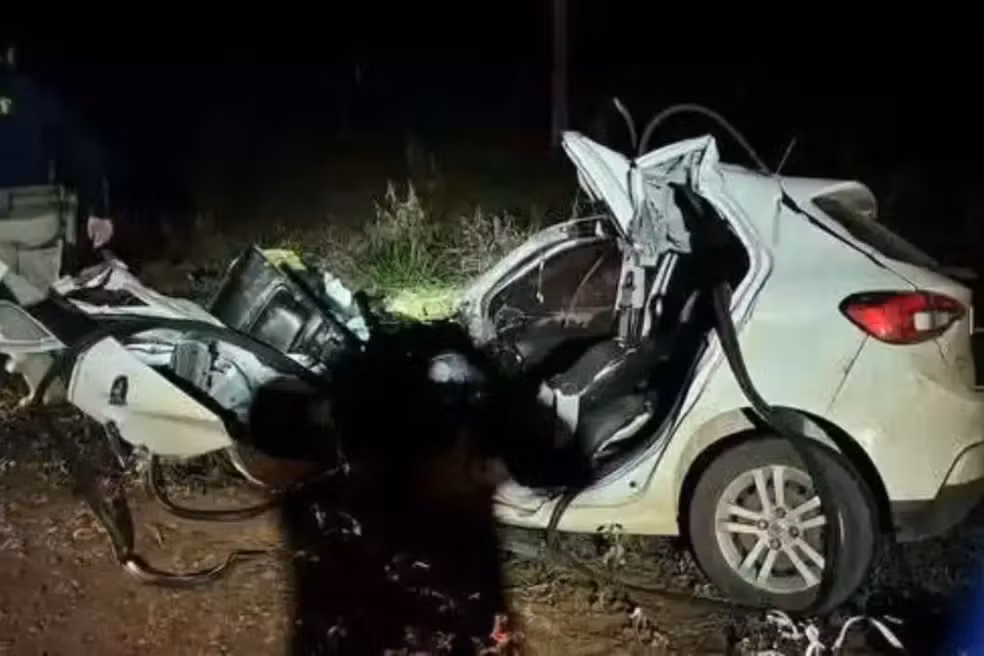 Jovem de 19 anos morre após carro invadir a pista contrária e bater de frente com caminhão na BR-262