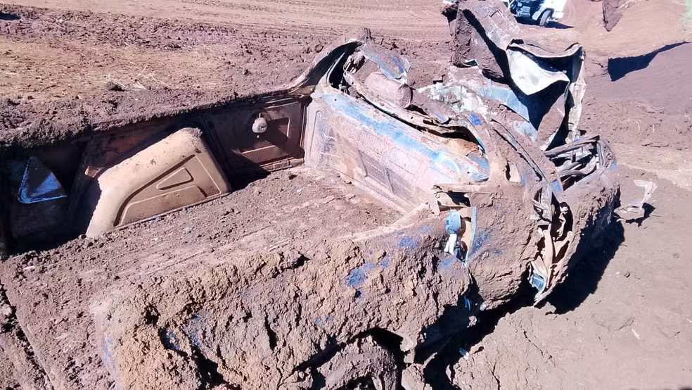 Trabalhadores encontram caminhonete completamente enterrada durante obra de prefeitura no Paraná