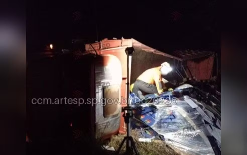 Carreta que transportava capas de caderno tomba e motorista morre na SP-280 em Quadra