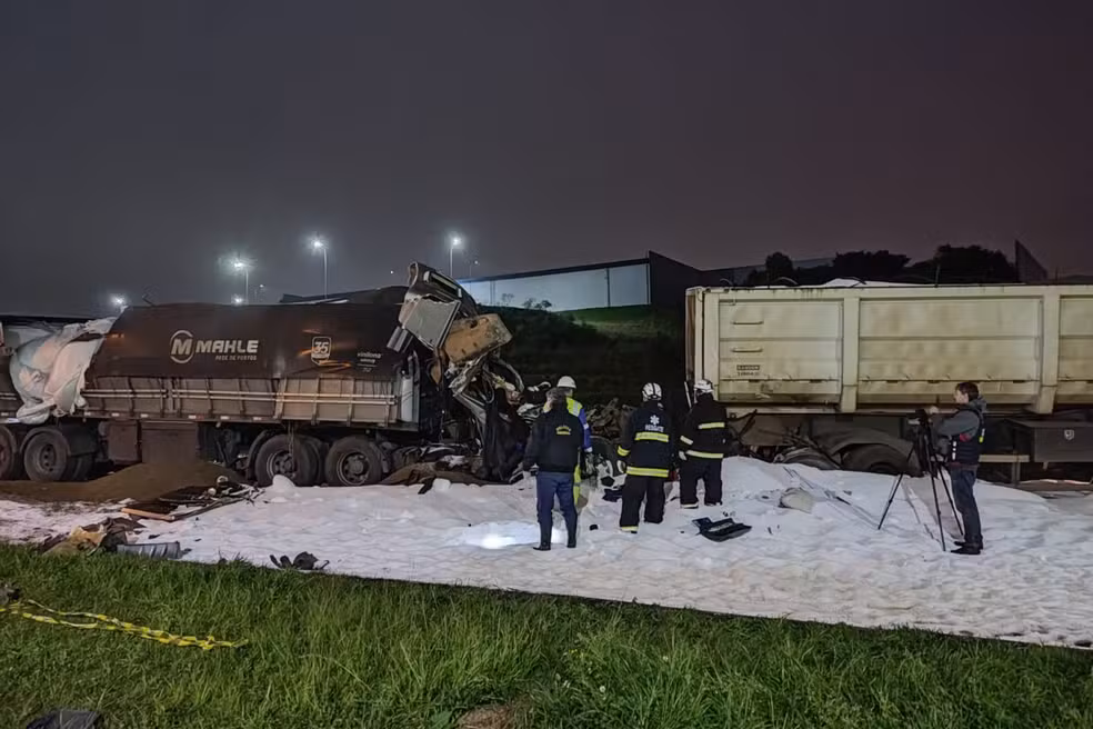 Duas pessoas morrem em acidente entre dois caminhões e um carro na BR-277