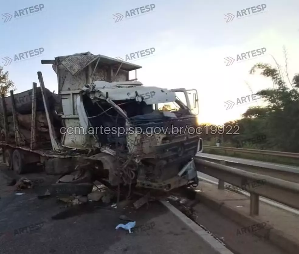 Acidente entre caminhões, ônibus e maquinário interdita trecho da Rodovia Raposo Tavares