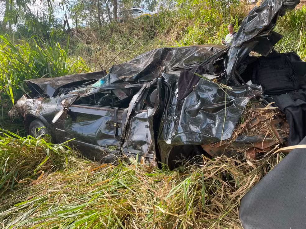 Motorista morre após carro capotar em ribanceira às margens de rodovia