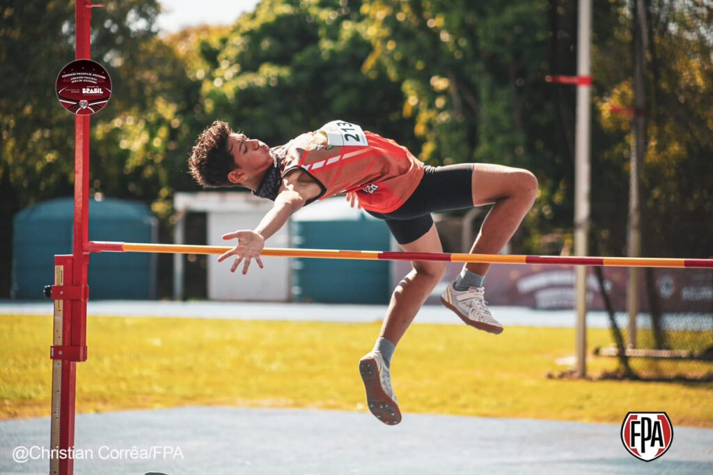 LUCÉLIA: Atletas embarcam para representar o Município na grande final do Jogos Escolares do Estado