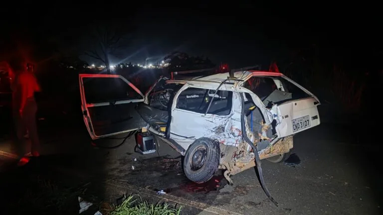 Criança morre e quatro pessoas ficam gravemente feridas em acidente