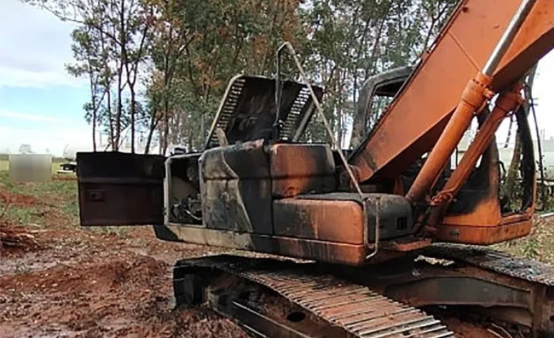Incêndio atinge máquina retroescavadeira em Parapuã