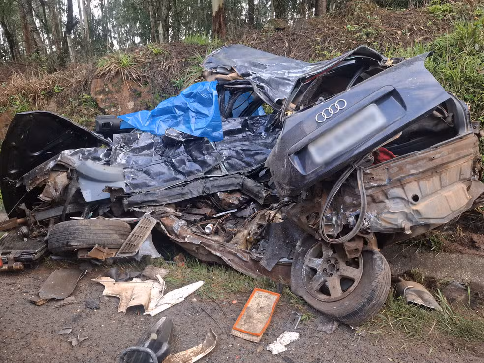 Motorista de Audi morre e carro de luxo fica retorcido em acidente com caminhão em rodovia do Paraná
