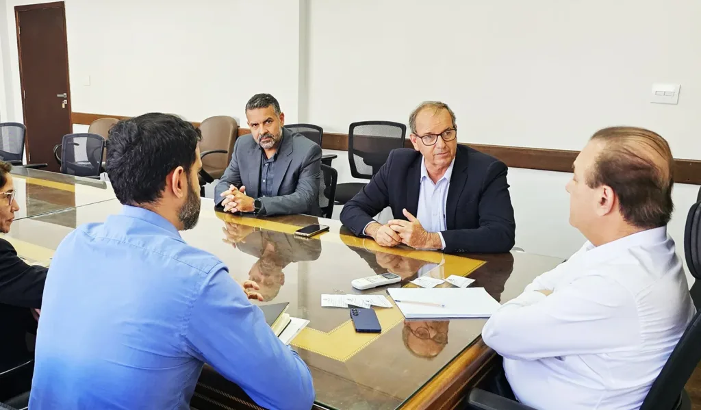 ADAMANTINA: Prefeito José Tiveron busca avanços na regionalização da saúde